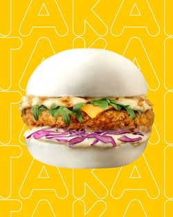 Burger bao avec galette panée, fromage, salade et chou rouge, sur fond jaune avec texte design. Nobi Nobi Pessac.