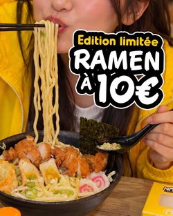 Jeune femme mangeant un bol de ramen avec nouilles, poulet croustillant et garnitures variées au restaurant Nobi Nobi.