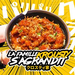 Plat croustillant asiatique avec sauce rouge et ciboulette servi dans un bol noir, présenté par Nobi Nobi Tours