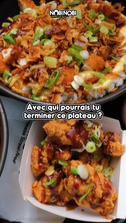 Plat asiatique avec du poulet croustillant, sauce barbecue, oignons verts et garnitures variées chez Nobi Nobi Rosa Parks