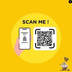QR code du programme de fidélité du restaurant Nobi Nobi Tours sur fond jaune avec une main tenant un téléphone.
