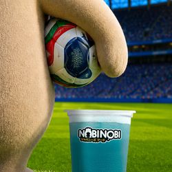 Boisson bleu Nobi Nobi Tours sur un stade de football, avec un ours tenant un ballon de foot.