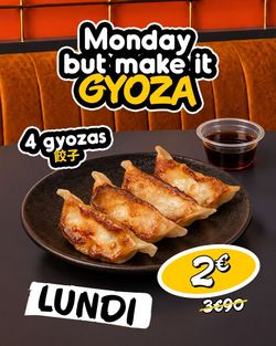 Quatre gyozas croustillants sur une assiette noire accompagnés d'une petite sauce soja, promotion du lundi à 2 euros.