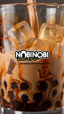 Bubble tea avec perles de tapioca et glaçons dans un verre, typique du restaurant Nobi Nobi Saint Brieuc