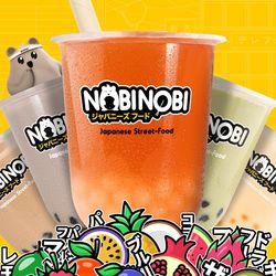 Trois gobelets de bubble tea au logo de Nobi Nobi Tours, boisson asiatique populaire avec perles de tapioca.