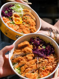 Deux bols asiatiques avec poulet croustillant, légumes et œuf mollet, servis chez Nobi Nobi Bordeaux Victoire.