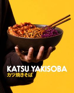 Katsu Yakisoba : nouilles sautées avec porc pané et choux rouges, bol tenu à la main, restaurant Nobi Nobi Saint Brieuc.