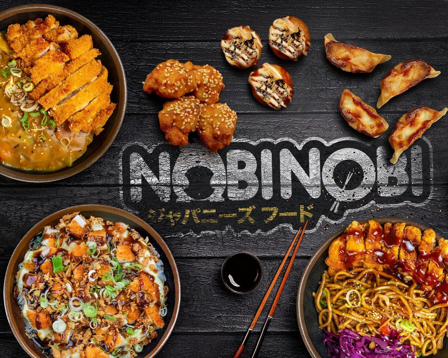 Plats variés asiatiques incluant nouilles, poulet, gyozas et bouchées, servis avec des baguettes sur une table noire.