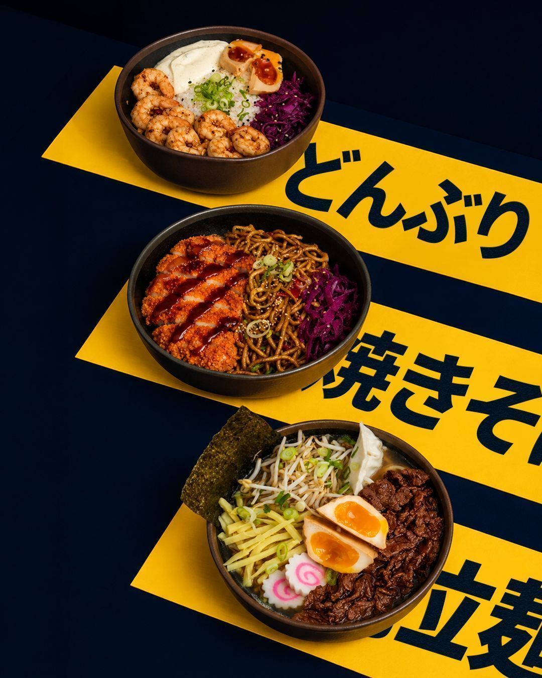 Trois bols asiatiques avec crevettes, nouilles, œufs et garnitures colorées sur fond noir et jaune.